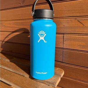 Hydro Flask Ocean Blue Bottle with Black Lid